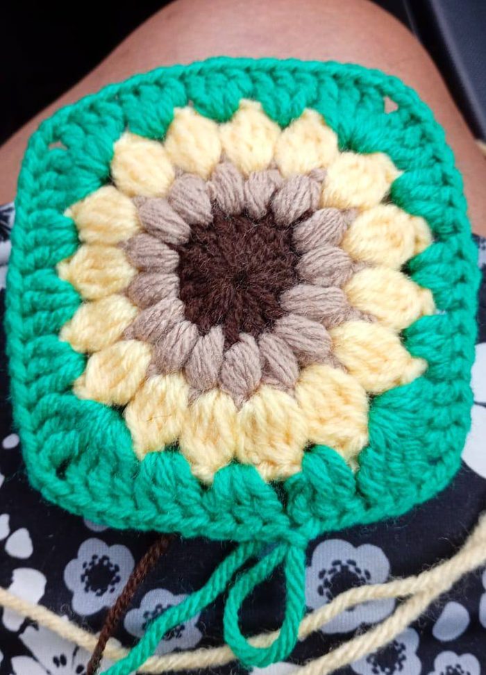 Granny de girasol con borde verde tejido por una alumna