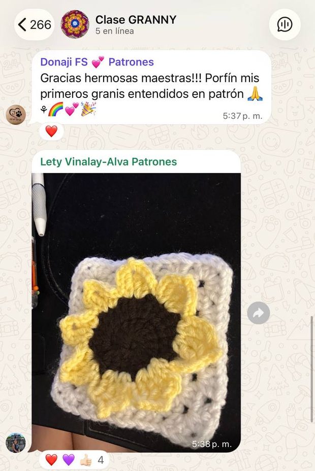 Mensaje de una alumna en el grupo: «Por fin, mis primeros grannys entendidos en patrón», junto a un granny de girasol tejido por otra alumna